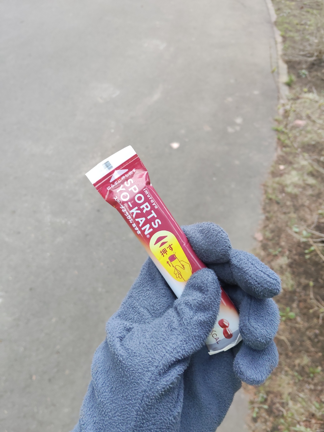 ランニング中にスポーツようかんを片手で持っているシーン