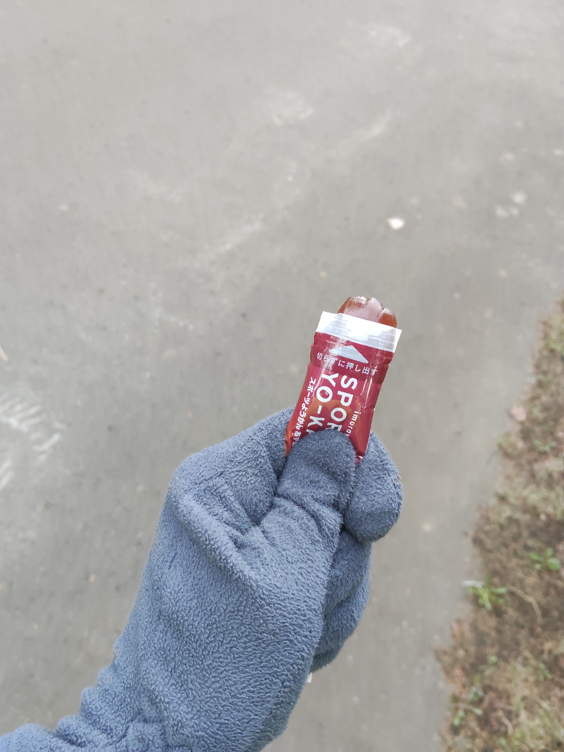 下の方を押し出すのに両手が必要なシーン