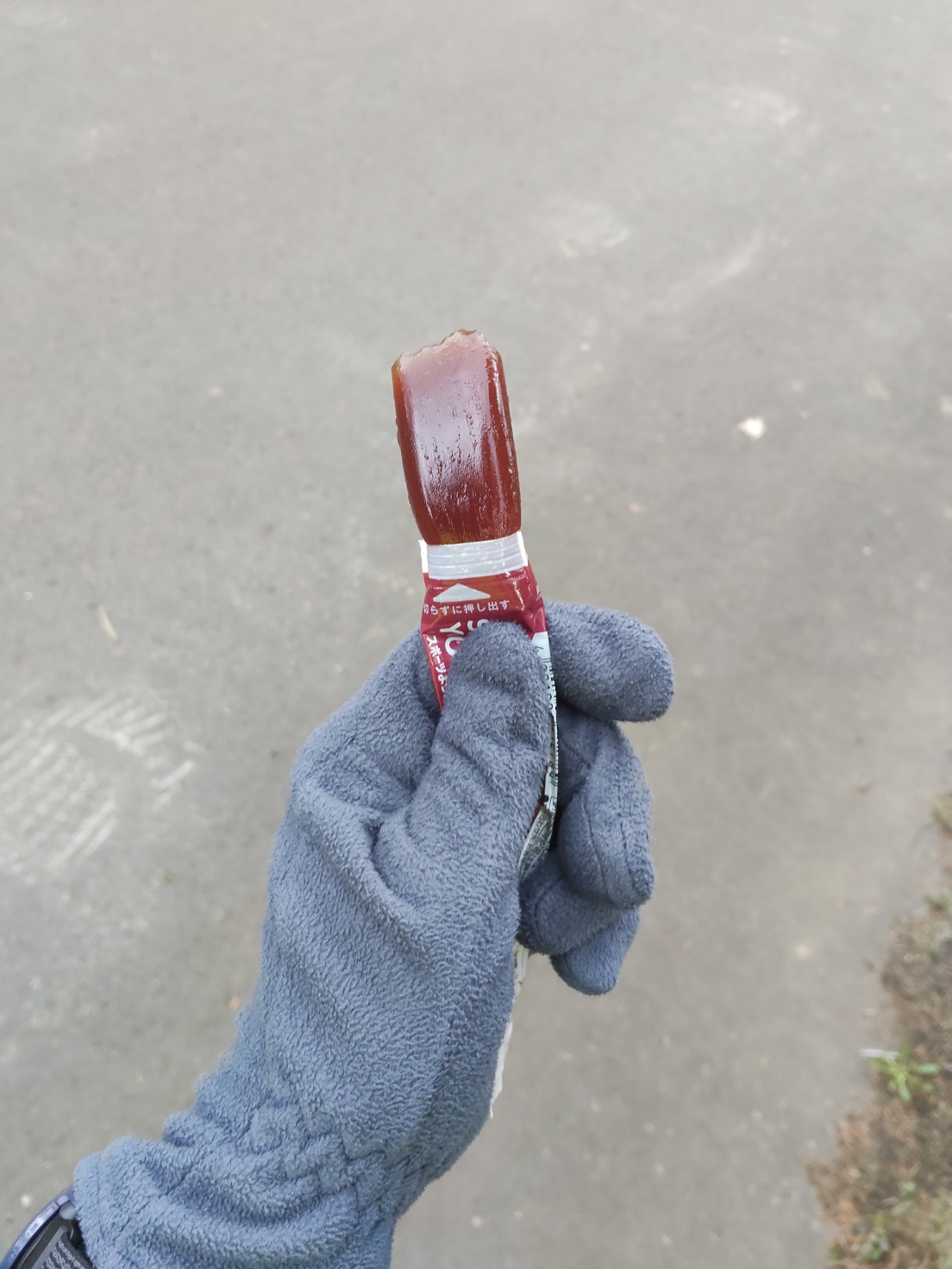 走りながら井村屋スポーツようかんを食べているシーン