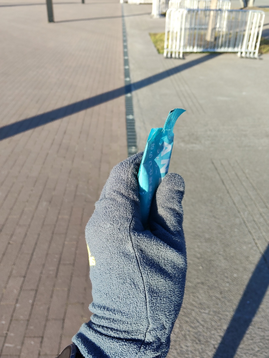 ANDO_を開封する様子