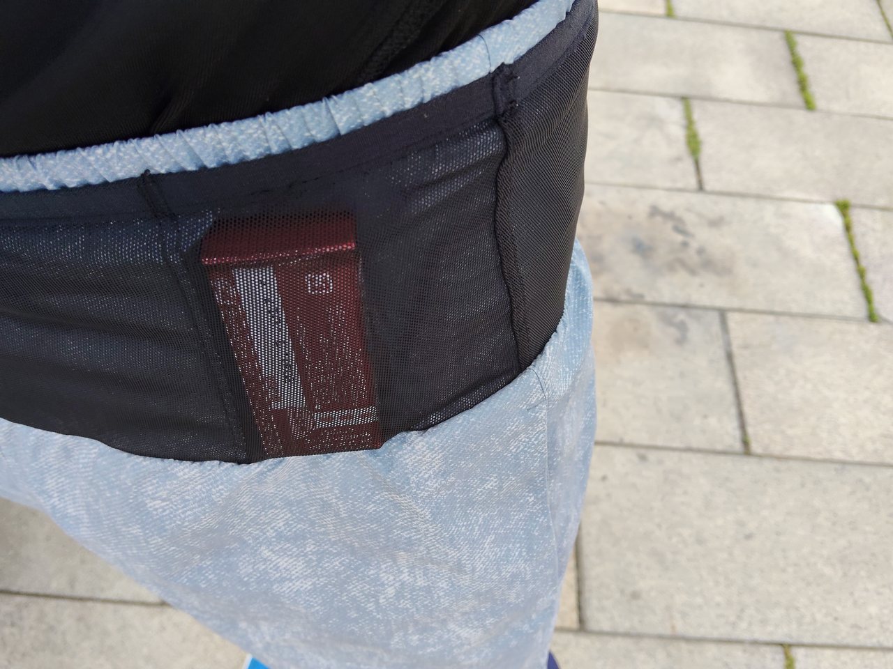 えいようかんをランニングベストのポケットに入れた状態