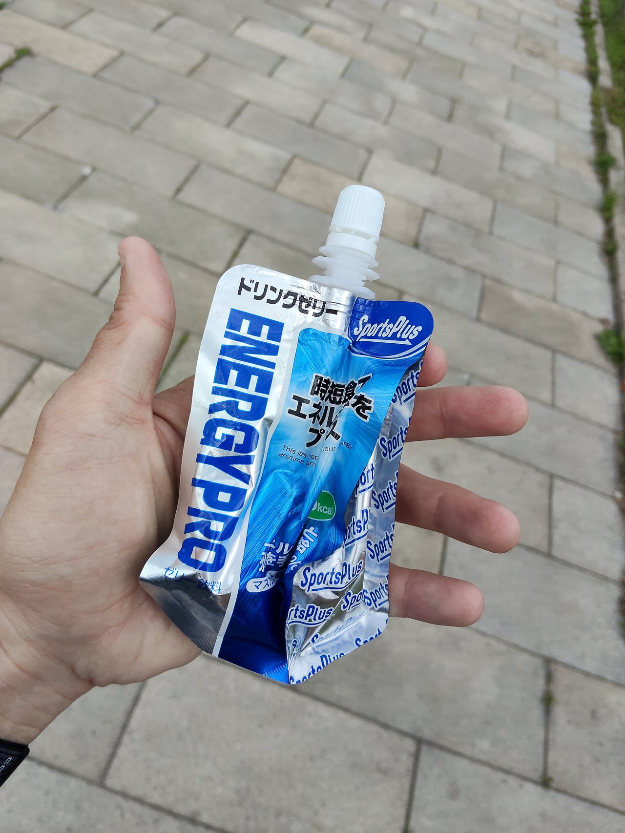 スポーツプラス エネルギープロを手に持ったサイズ感