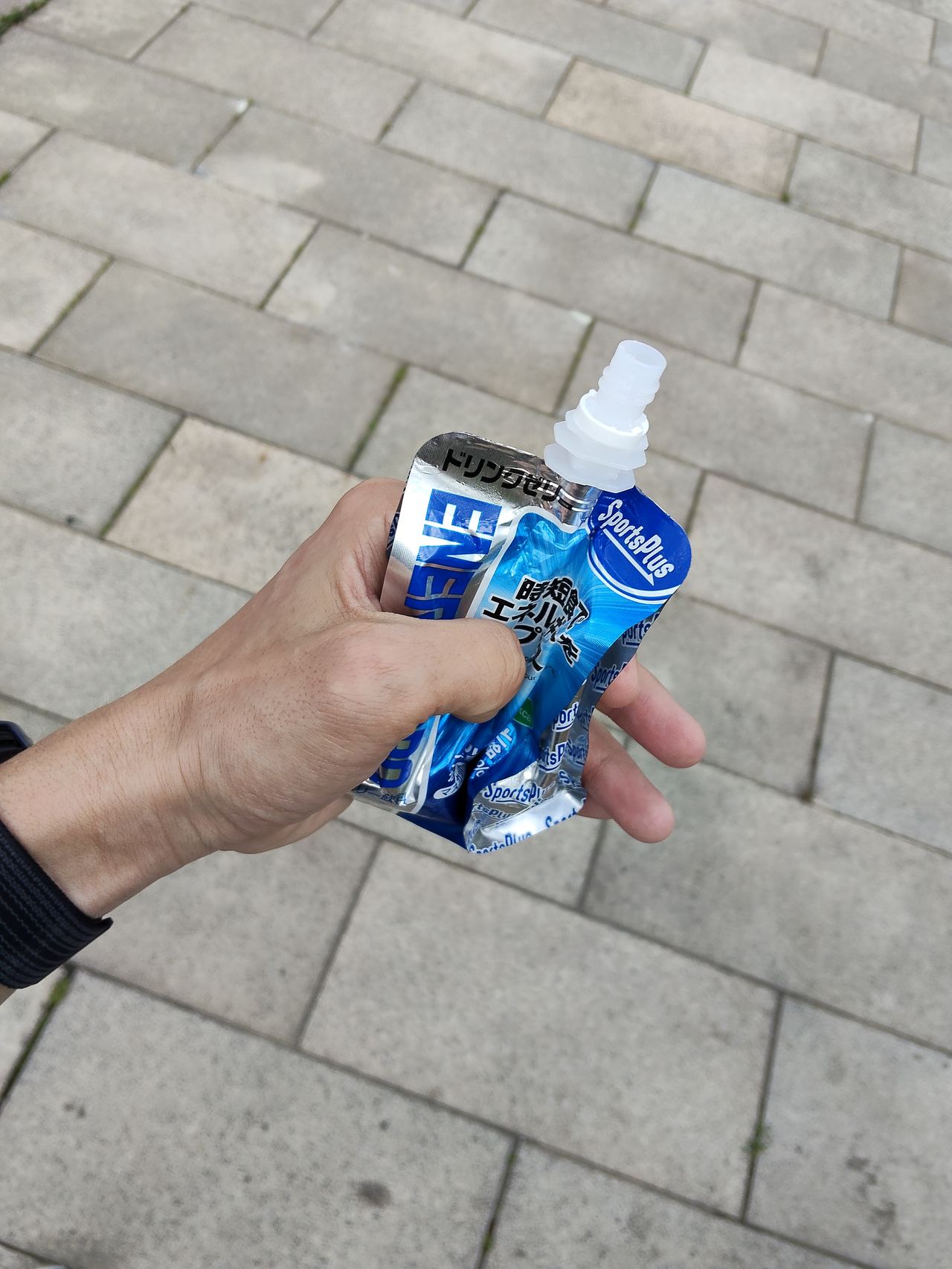 スポーツプラス エネルギープロを手に持って飲む様子