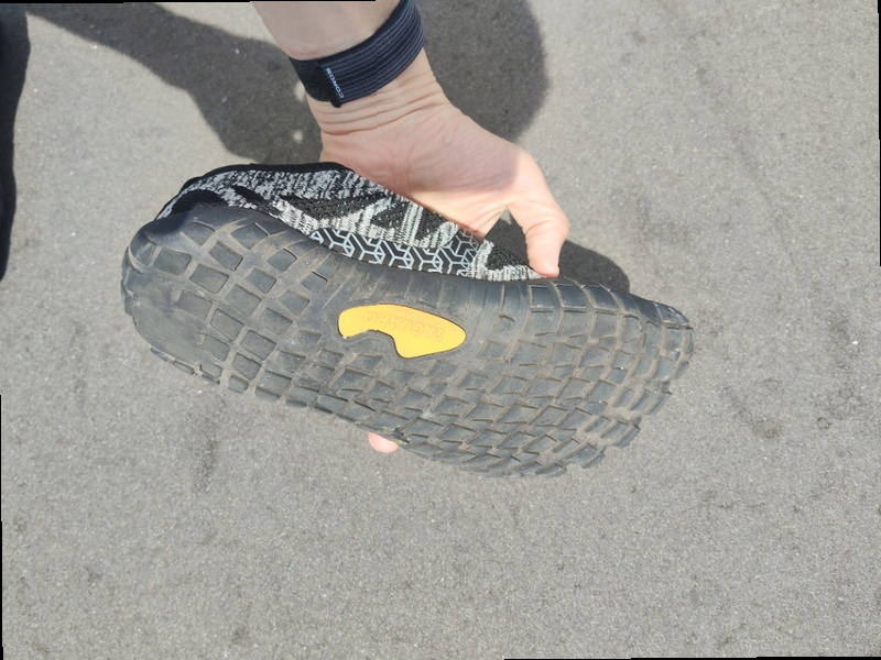 SAGUARO Smart 1 ソール（靴底）。格子状のラバーが全面を覆う
