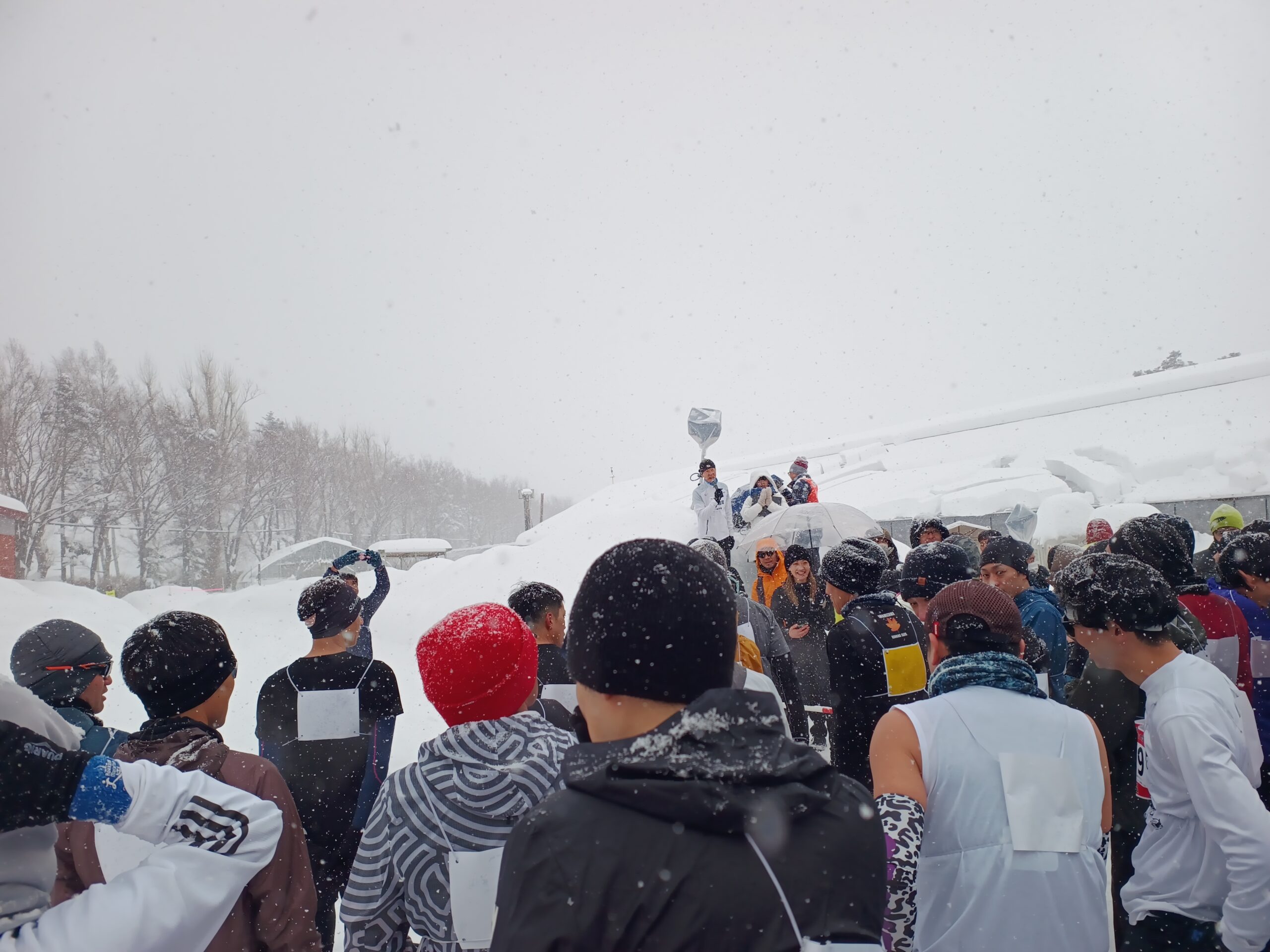 北海道スノーマラソン 雪道を走るランナーたち