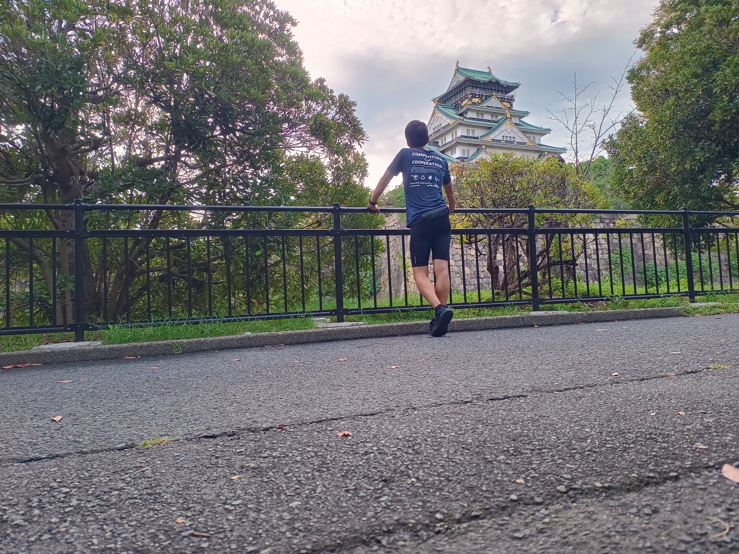 大阪城をバックに走る旅ラン