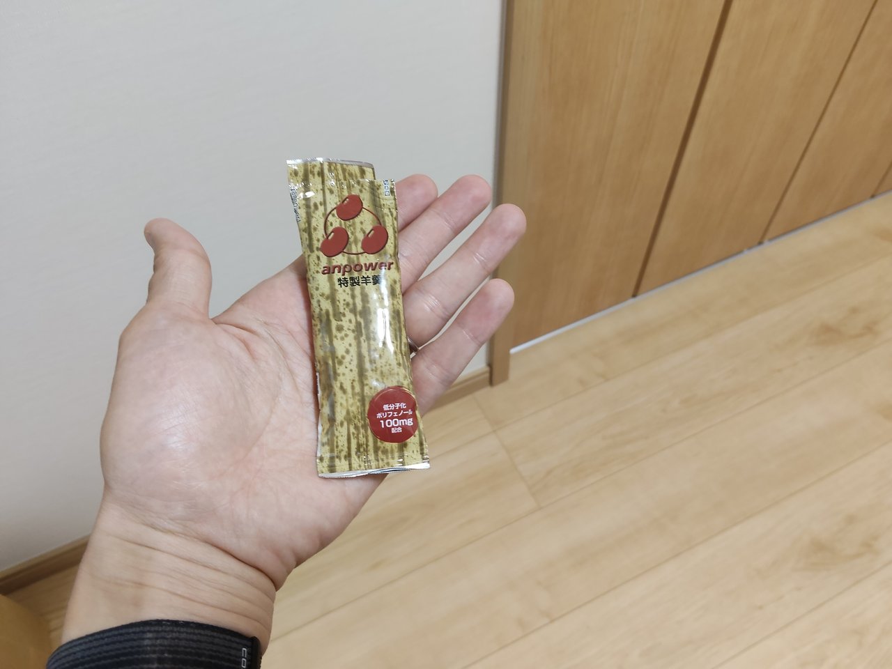 アンパワーのスティックを手のひらに乗せたサイズ感
