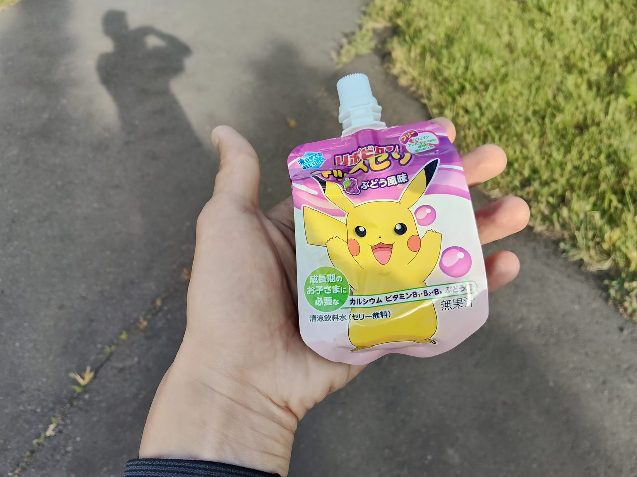 リポビタンキッズゼリーを手に持ったサイズ感
