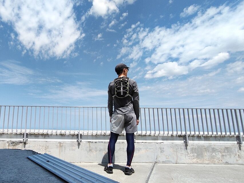 藻岩山山頂 展望台でランナーが景色を眺める後ろ姿