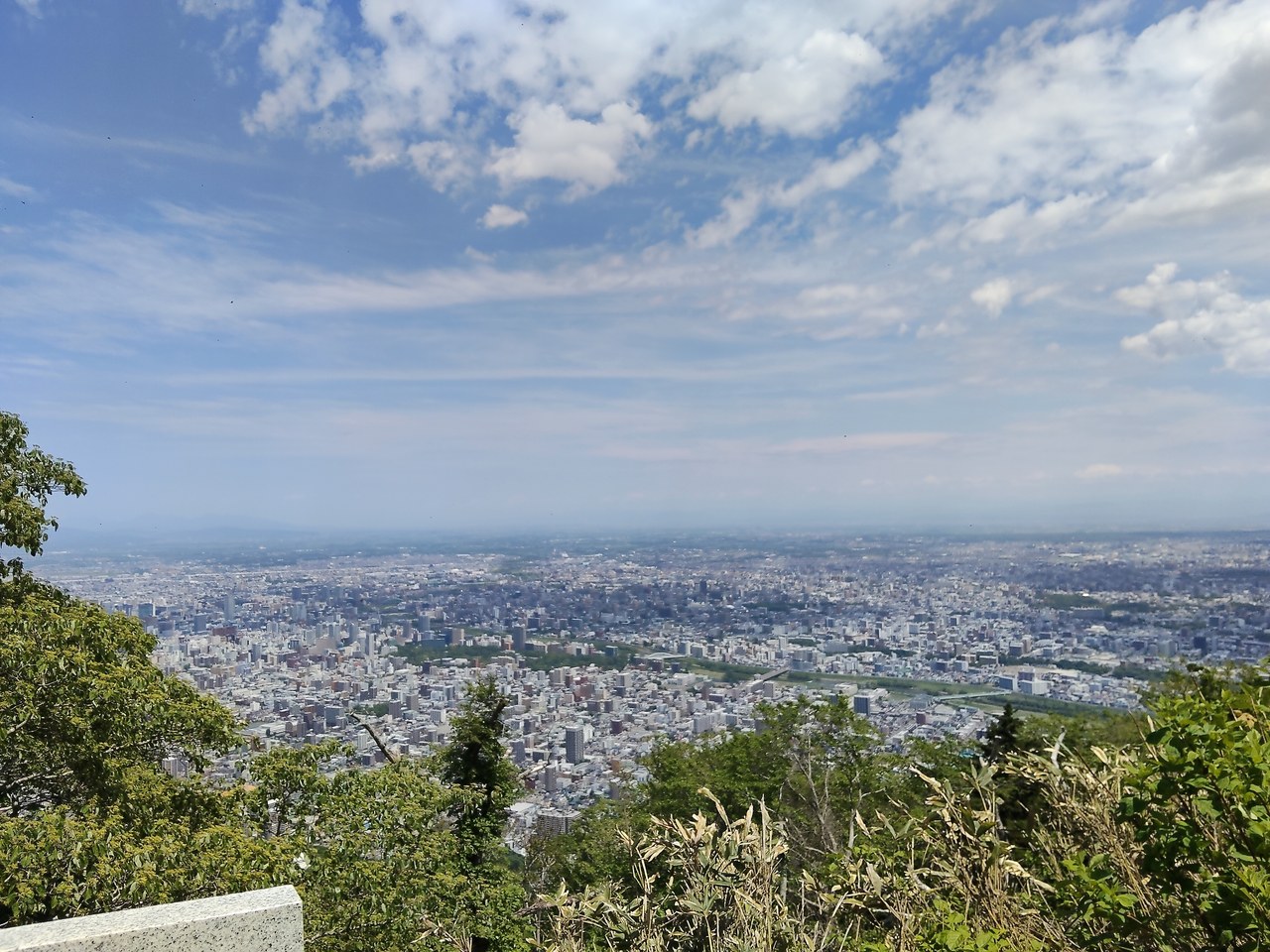 藻岩山山頂から見た札幌の街並みパノラマ