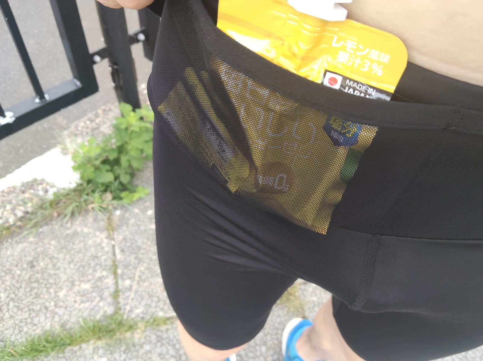 ランパンのポケットに入れた状態。存在感はそれなりにある
