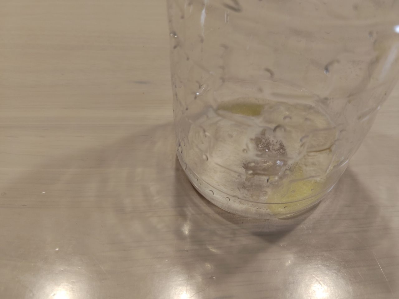 水に溶かしたところ。粉はさらっとして溶けやすい