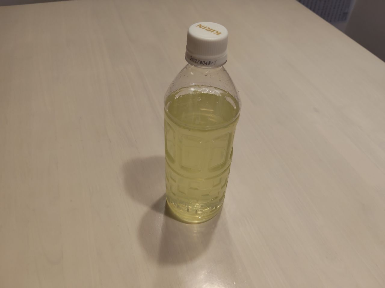 500mlの水に溶かして完成。淡い黄緑色のグレープフルーツ味