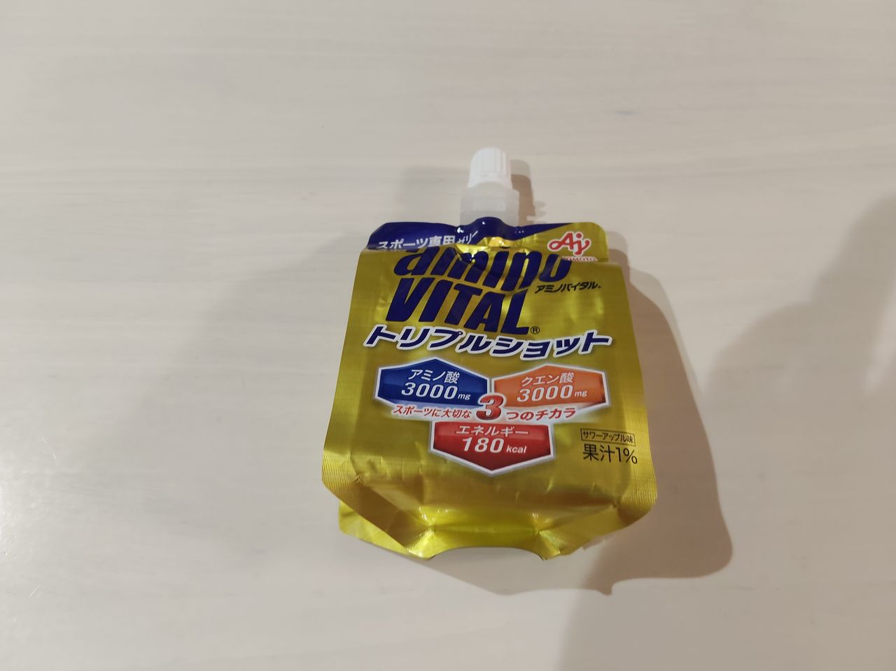 アミノバイタル トリプルショットのパッケージ表。アミノ酸3000mg・クエン酸3000mg・180kcalの表示