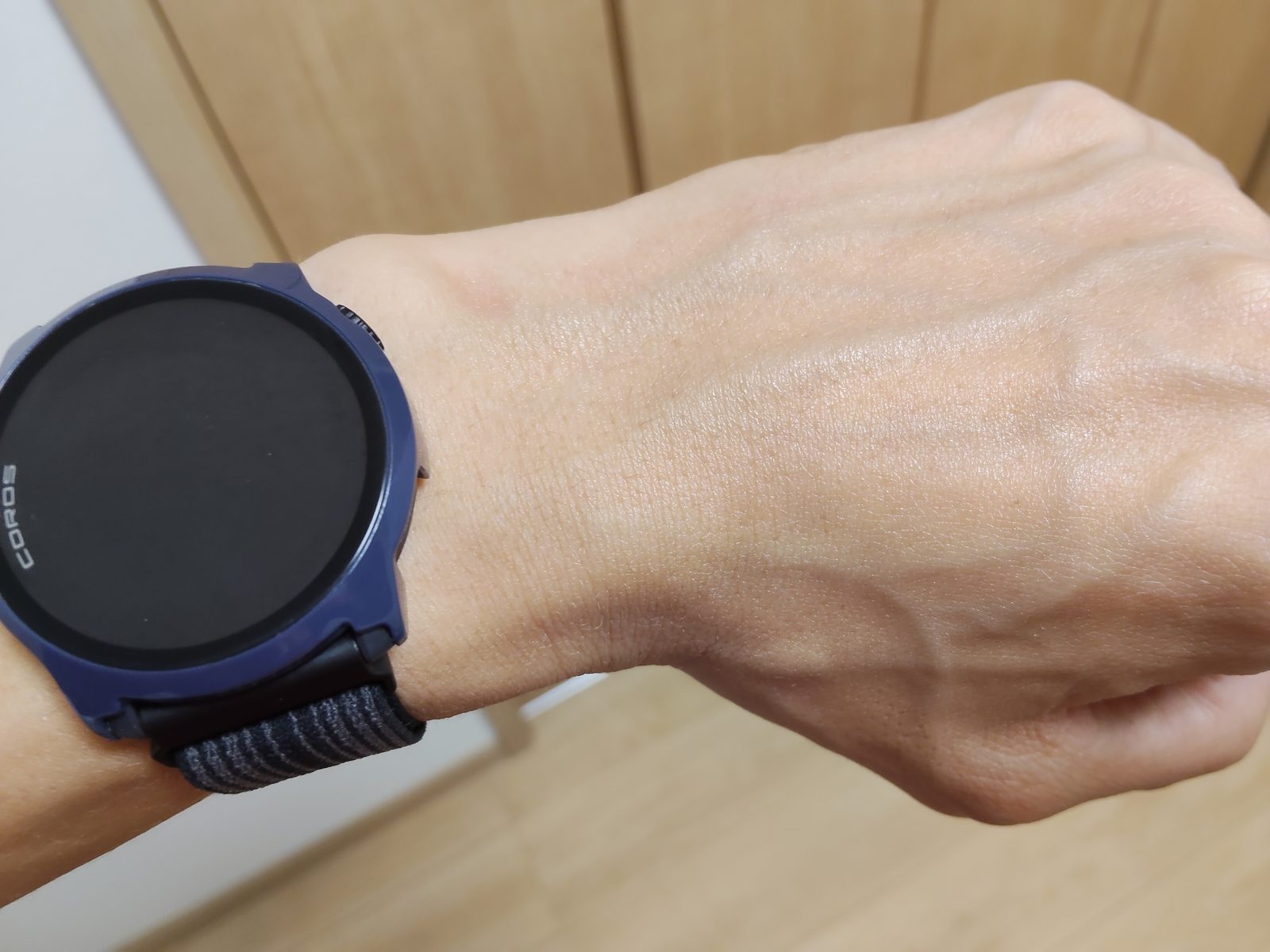 ビオレUV アクアリッチ ウォータリーホールドクリームがなじんだ後の手の甲