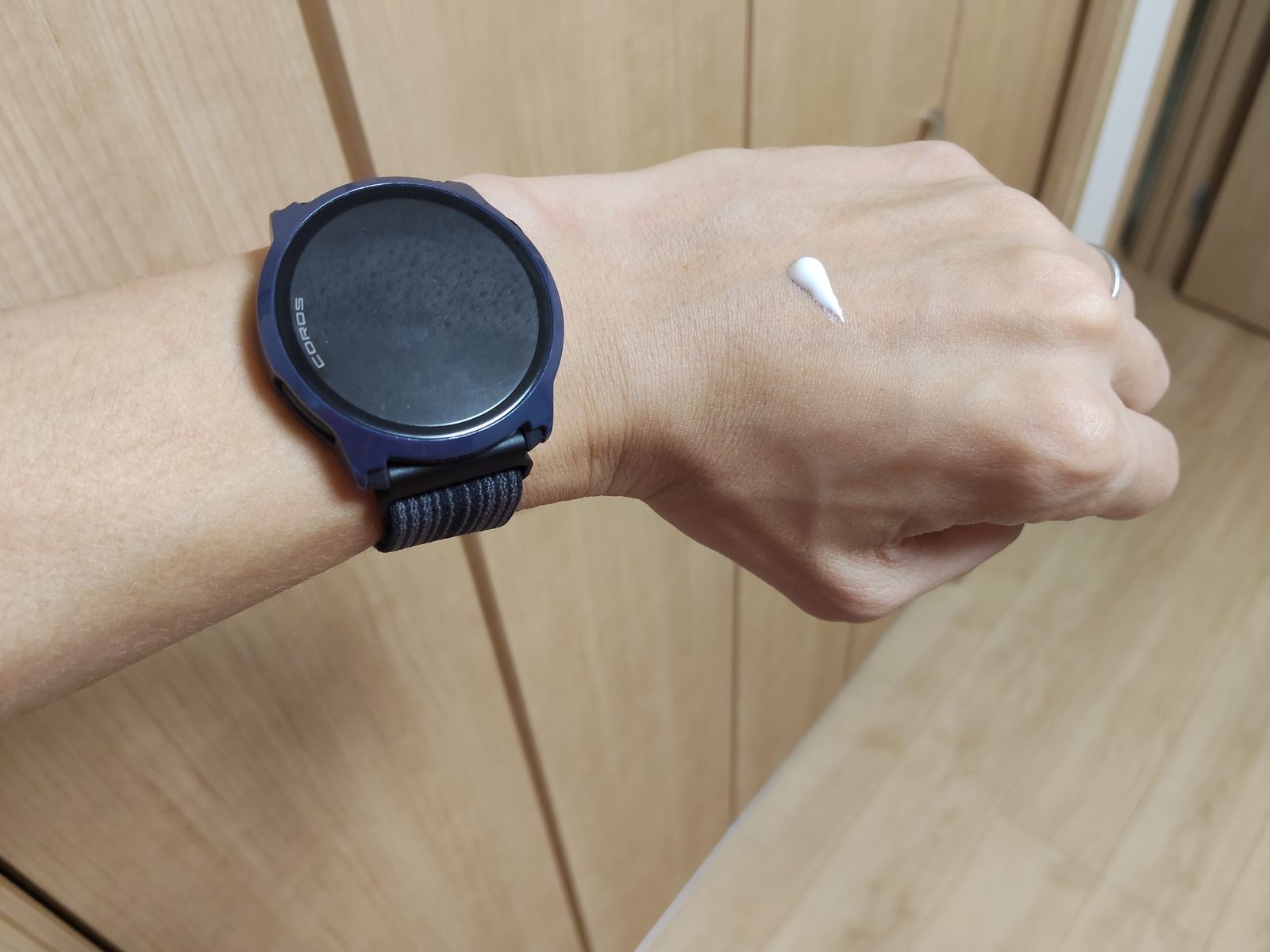 手の甲に出したビオレUV アクアリッチ ウォータリーホールドクリーム