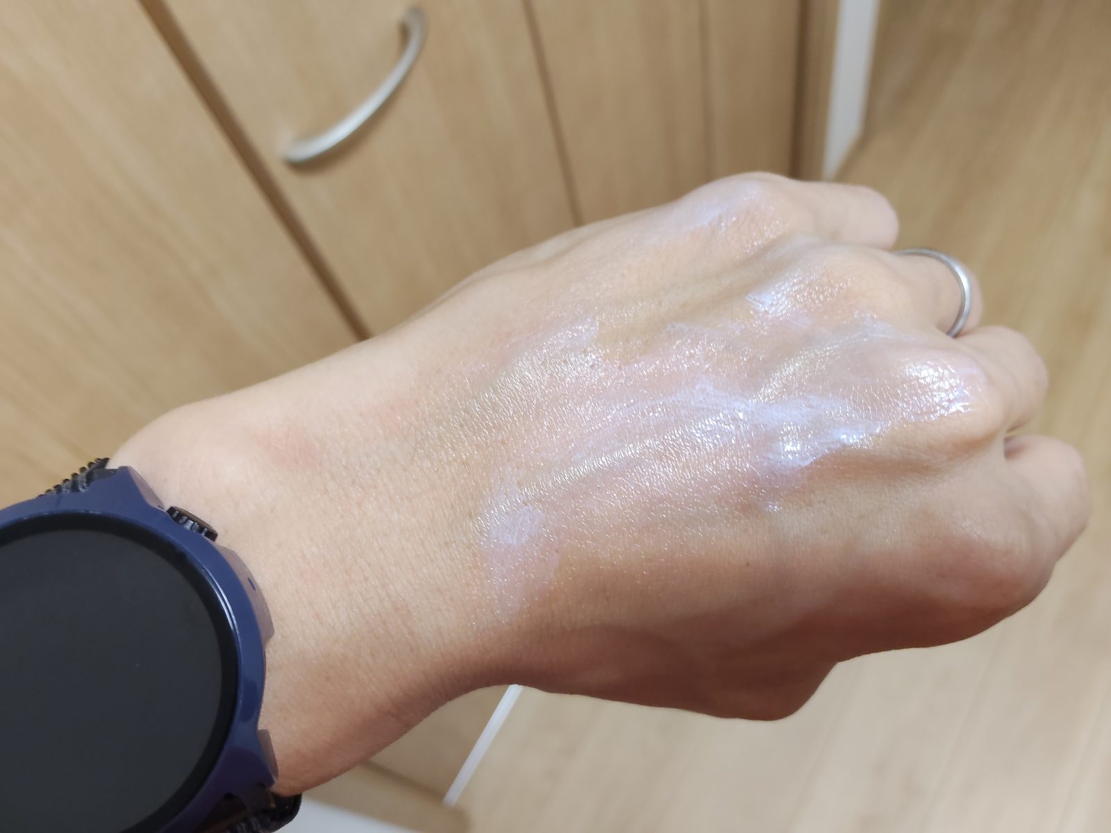 ビオレUV アクアリッチ ウォータリーホールドクリームを塗り広げている途中
