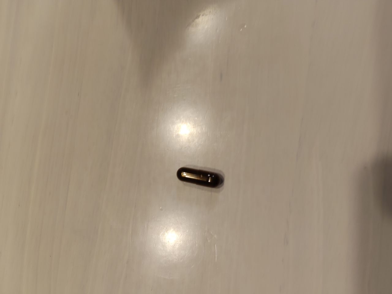 DHCヘム鉄のカプセル1粒。黒っぽい小さめのハードカプセル