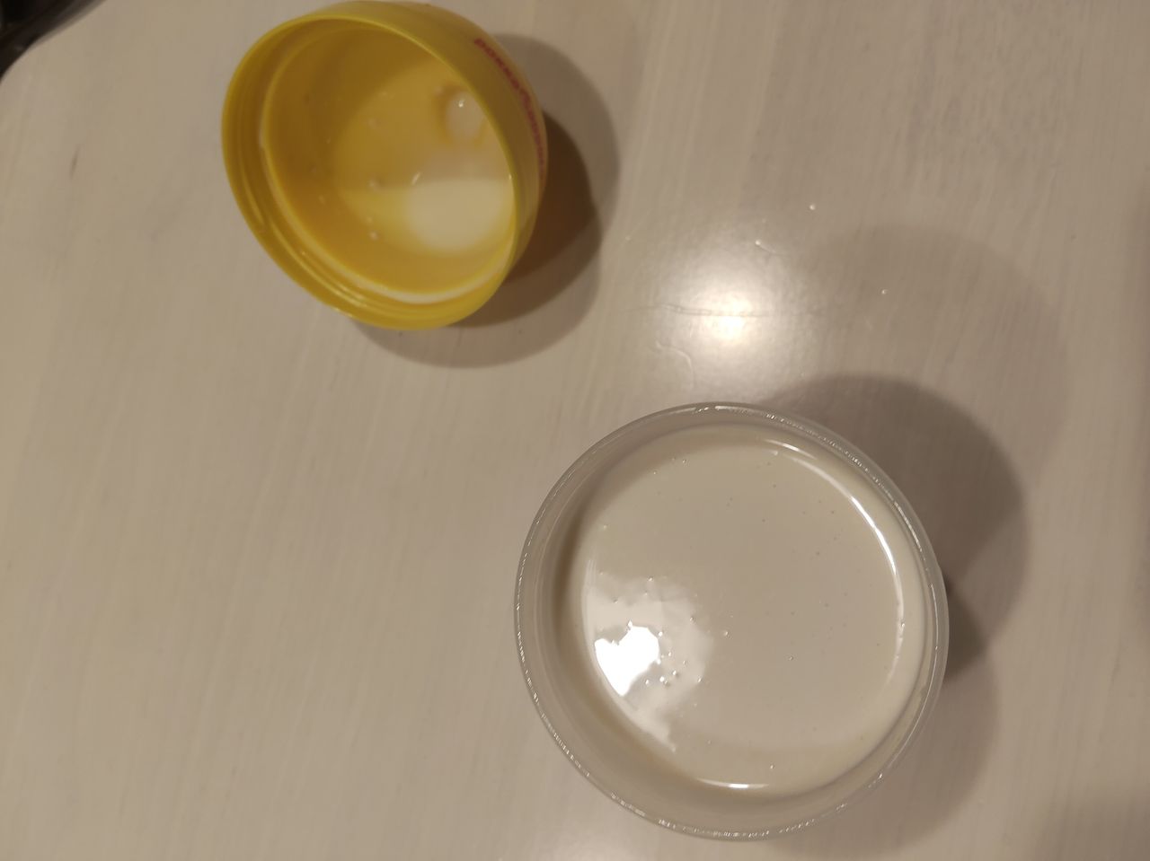 グラスに注いだソイプロテイン。牛乳で溶かすとしっかり混ざる