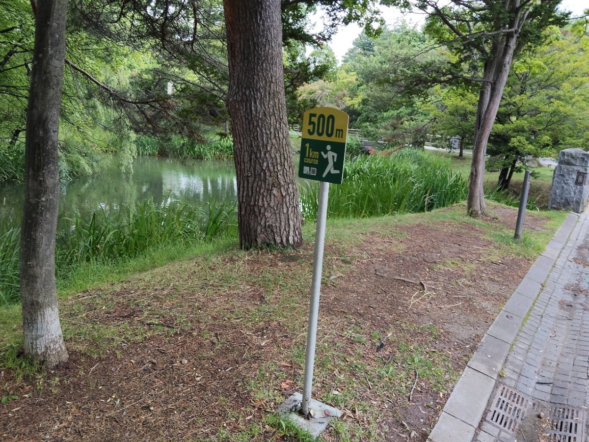 中島公園ランニングコースの500m距離表示