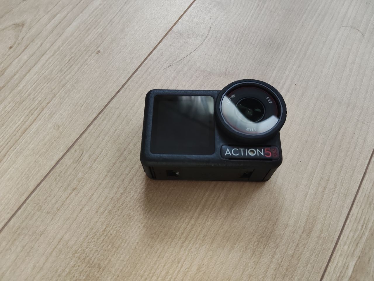 DJI Osmo Action 5 Proの本体。前面ディスプレイとF2.8・FOV155°の超広角レンズ