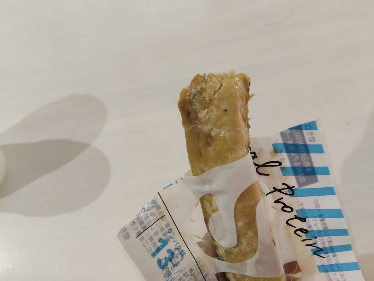 プラスサバ しお味の中身。白っぽくさっぱりした鯖の身