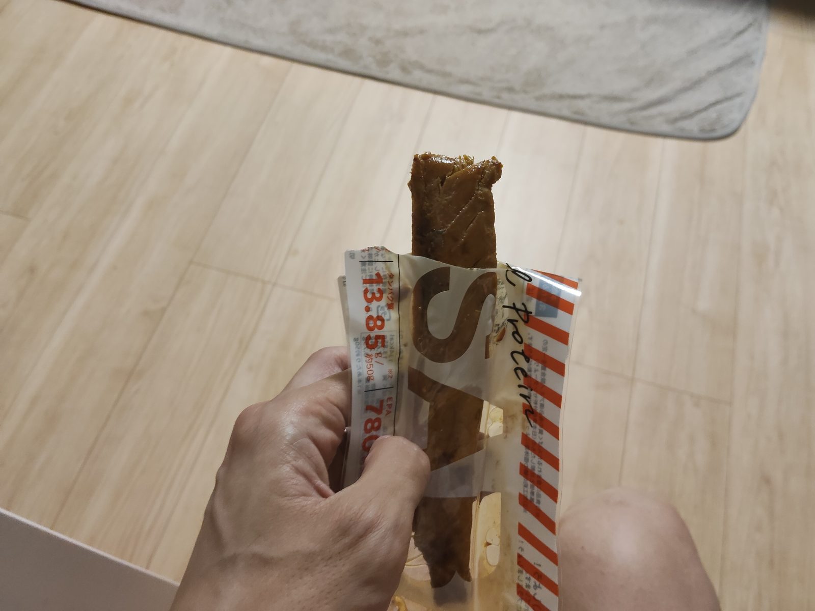 袋から押し出したプラスサバの中身。しっとりした鯖の切り身