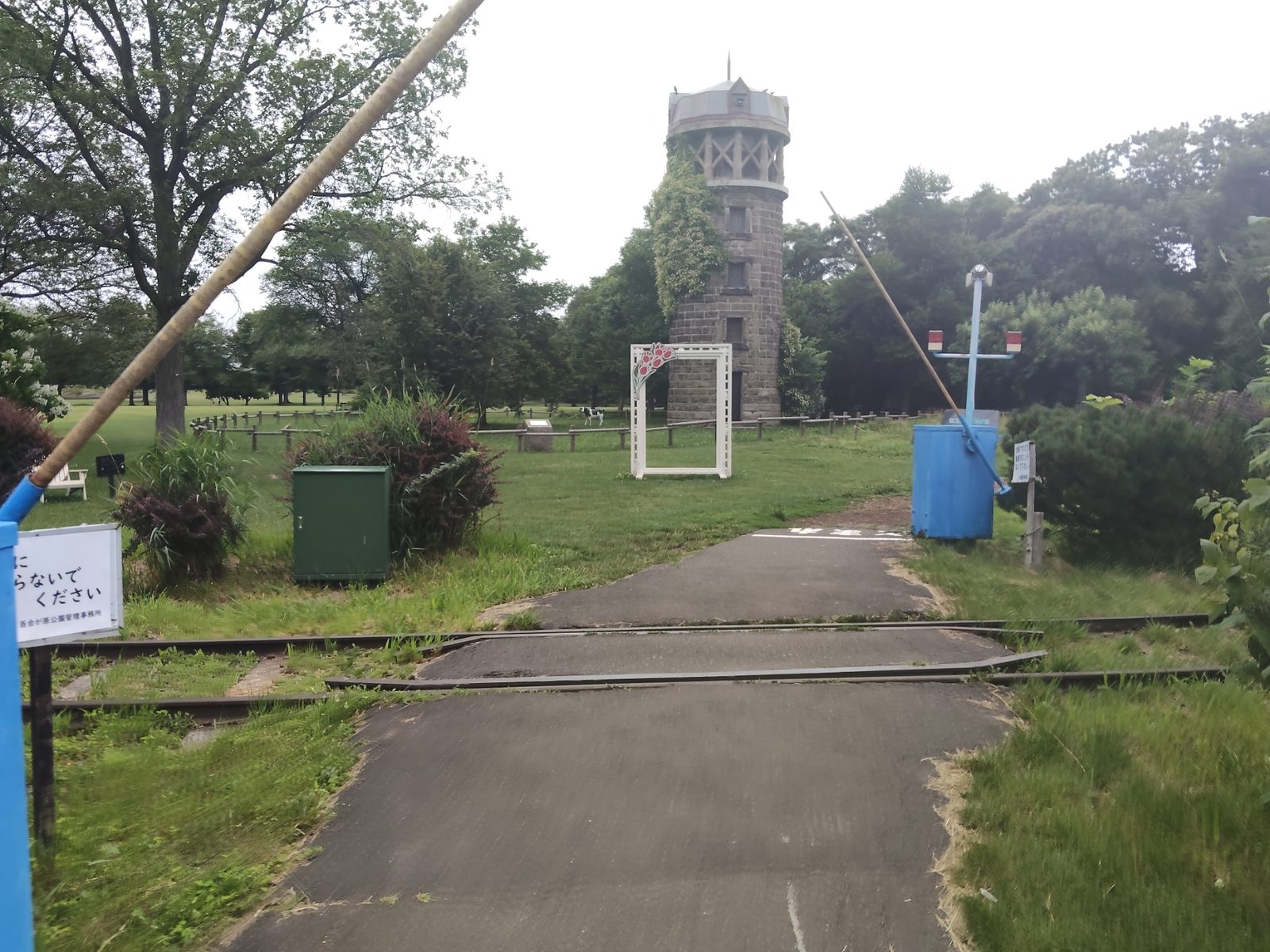 リリートレインの踏切とサイロ展望台