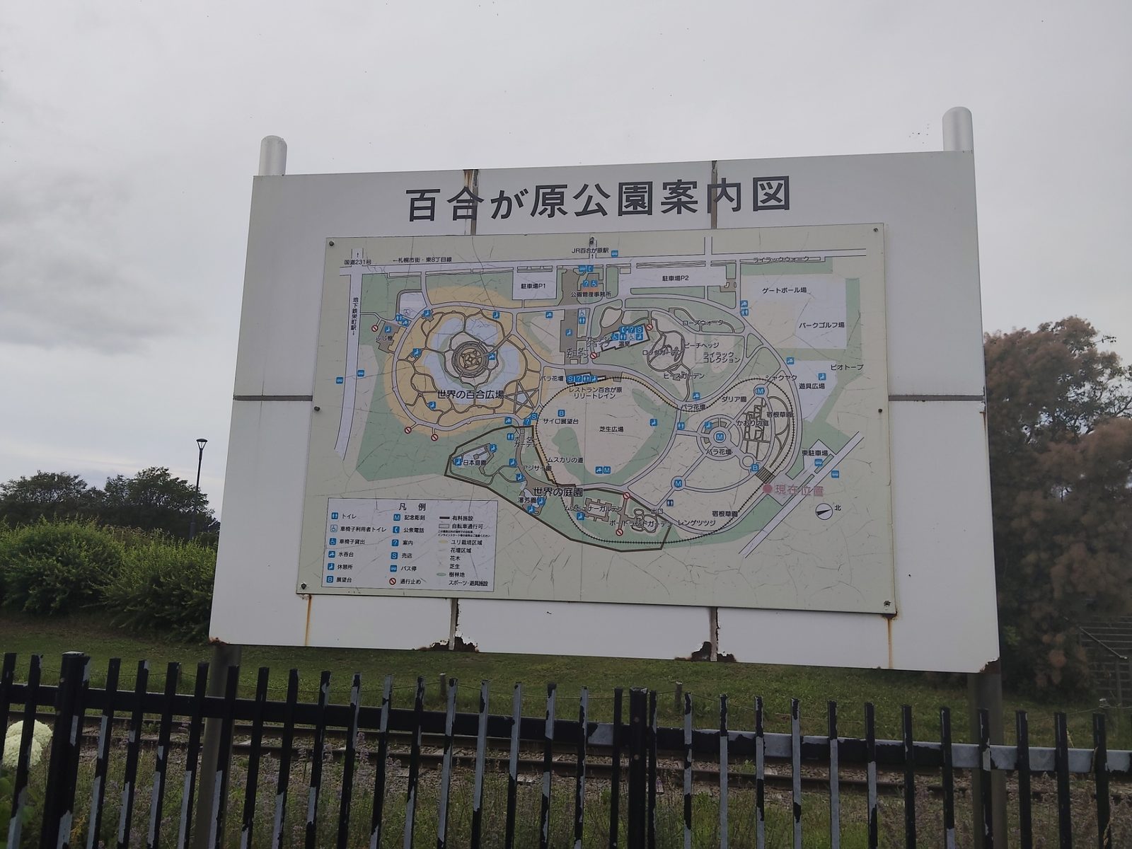 百合が原公園の案内図。周回コースが公園外周を回る