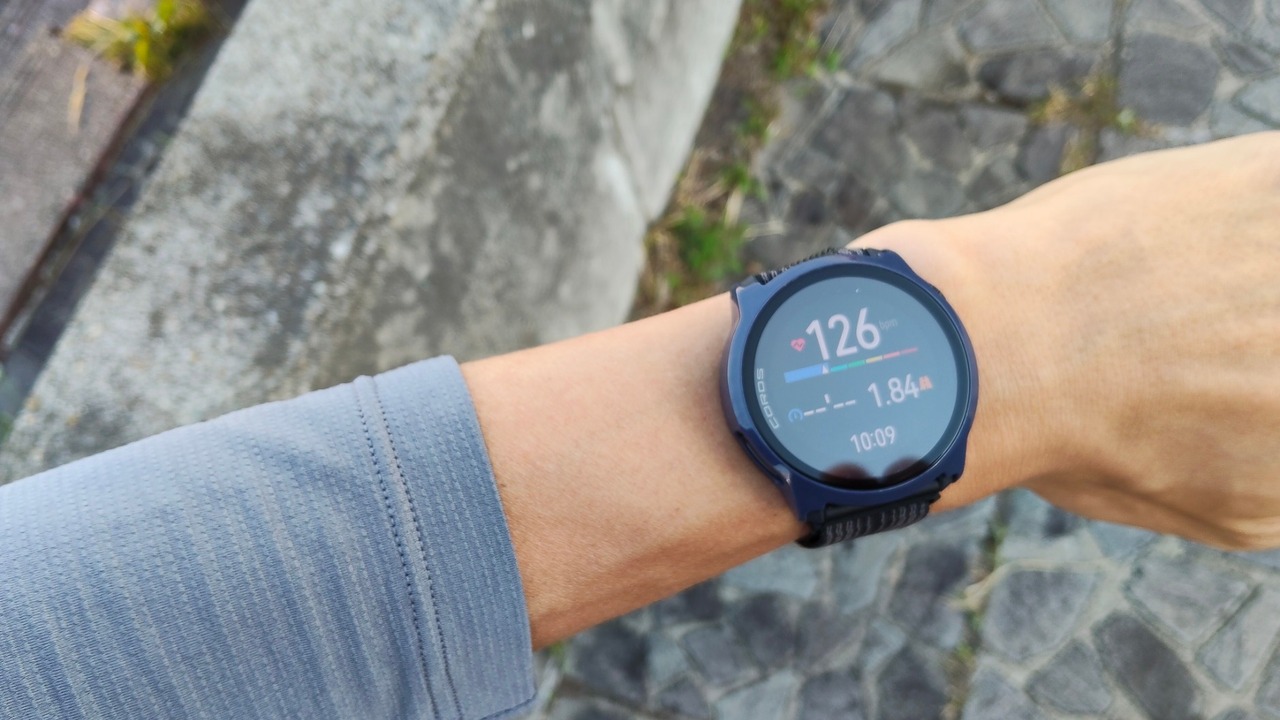 ジョグ中の腕時計。心拍数126、走った距離1.84km、経過時間10分9秒を表示している