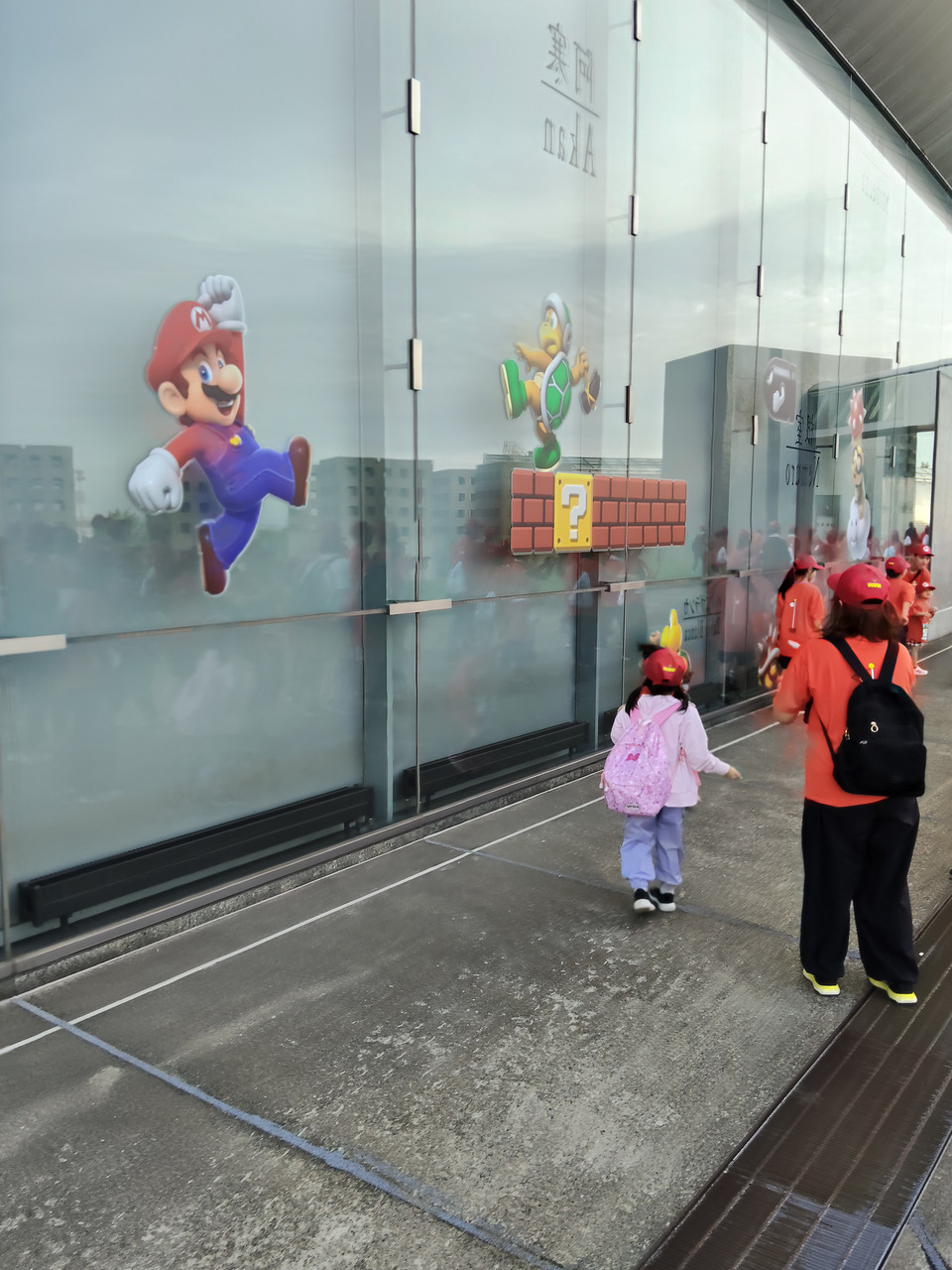 ドーム外周のガラス面に貼られたマリオのイラスト