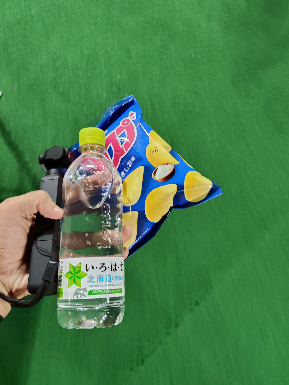 ゴールで受け取った水とポテトチップス