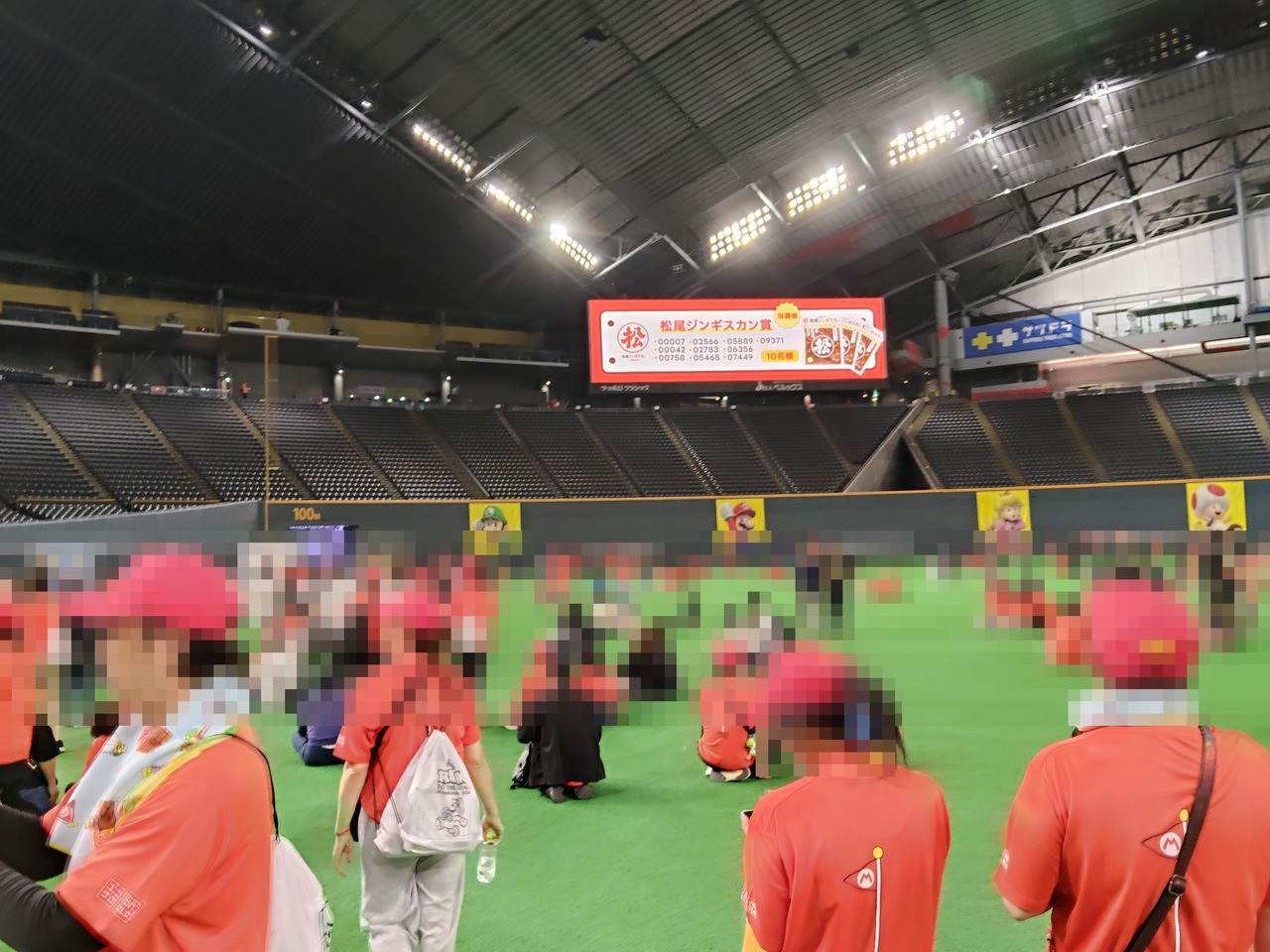 ラストの抽選会。当選番号が大型ビジョンに出る