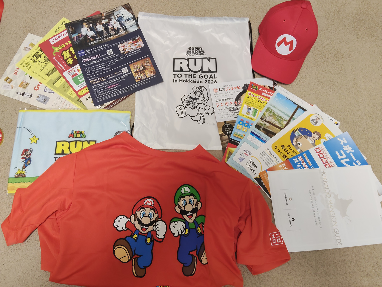 スーパーマリオ ラン トゥ ザ ゴールのランナーズパック。ユニクロのTシャツ、キャップ、ナップサック