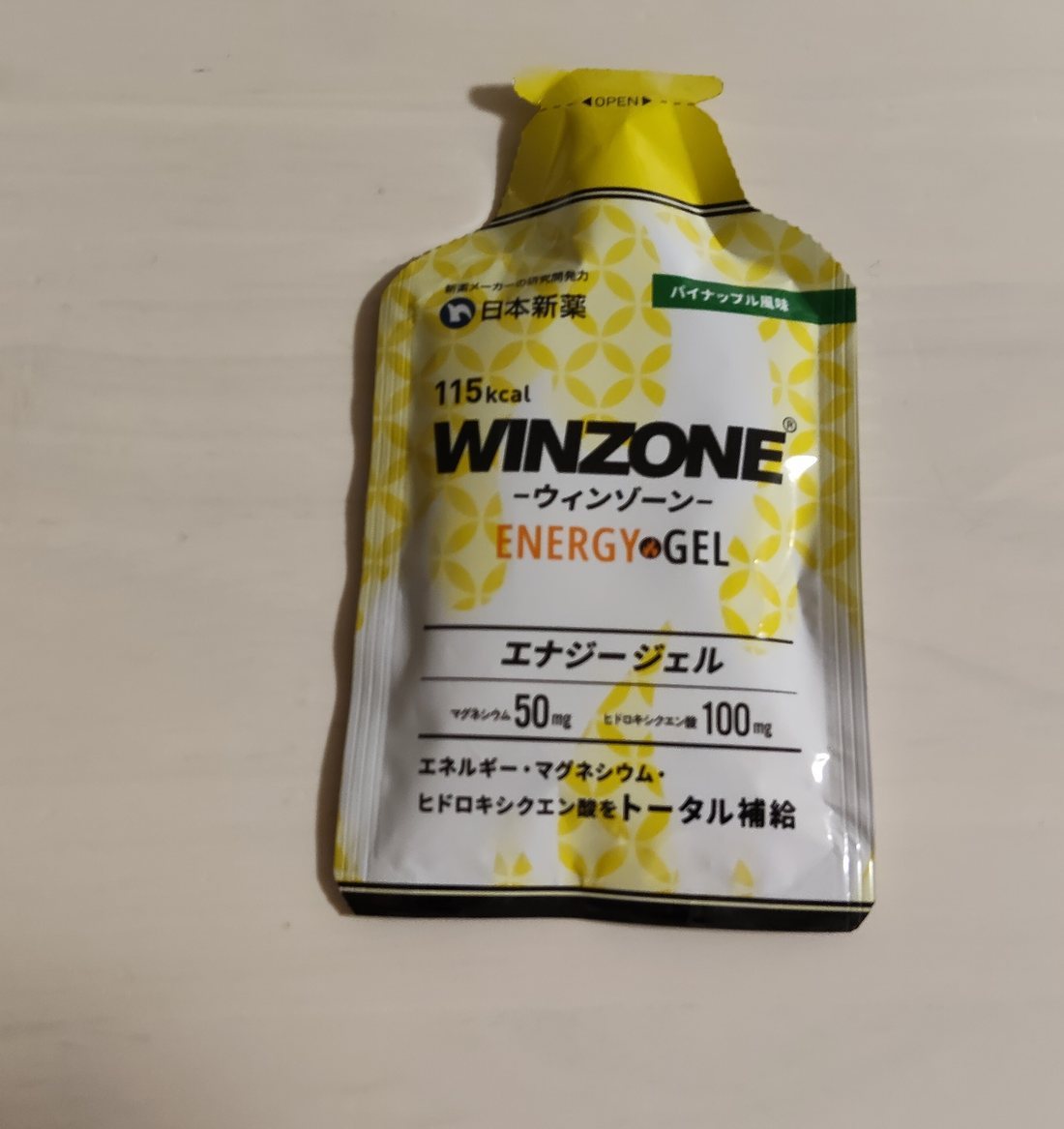 ウィンゾーン エナジージェル パイナップル風味のパッケージ表面