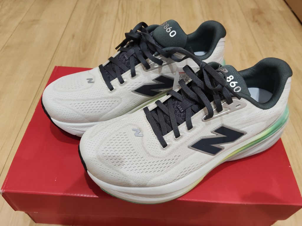 ニューバランス 860 v15の新品。左右の足を並べて撮影した(2026年9月23日)