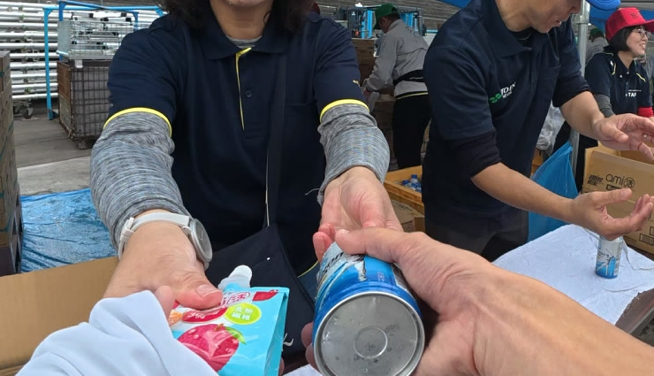 ゴール後のスポーツドリンクとジェル飲料