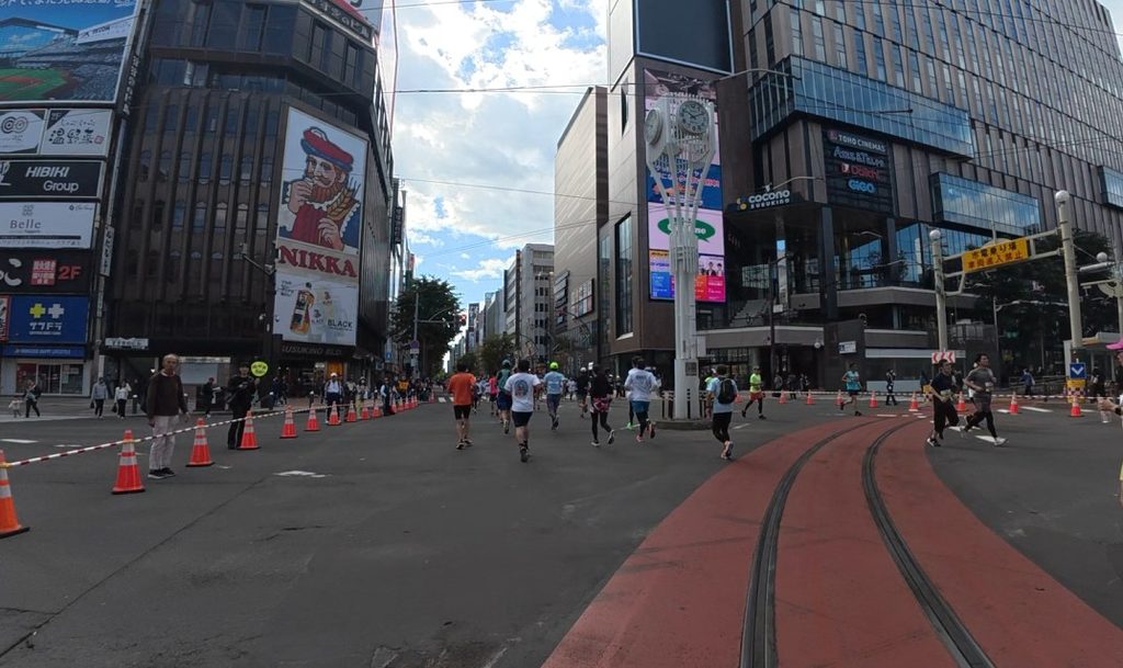 ススキノのニッカウイスキー看板前