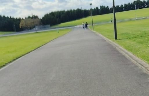 見通しのよい直線。周りに建物がなく、風を受けやすい